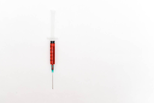medizinische bunte Spritzen isoliert auf weißem Hintergrund - Foto, Bild