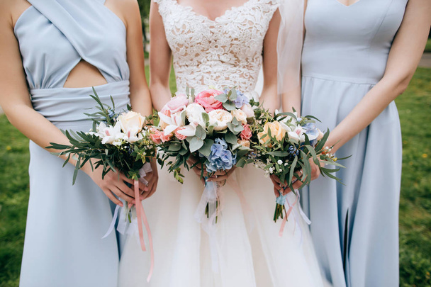 Braut und Brautjungfern mit Blumensträußen  - Foto, Bild