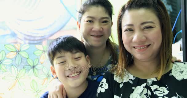 Asiatique famille sourire à la caméra
. - Séquence, vidéo