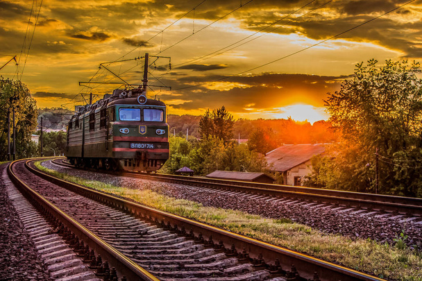 Bewegende trein op zonsondergang achtergrond - Foto, afbeelding