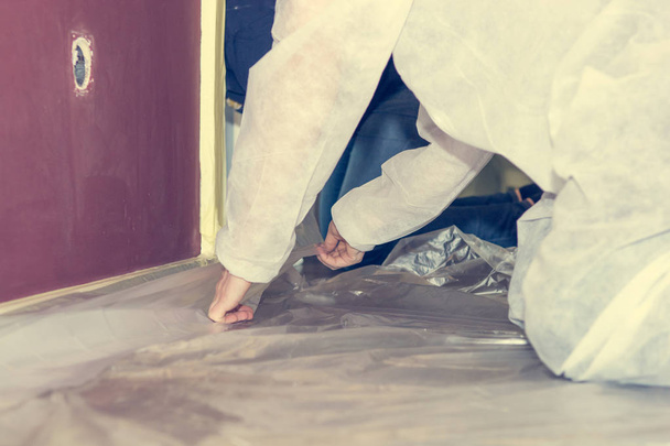 Protecting floor before painting. - Foto, Bild