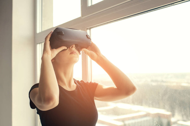 Kobieta z okulary wirtualnej rzeczywistości. Koncepcja przyszłych technologii. Nowoczesna technologia obrazowania. - Zdjęcie, obraz