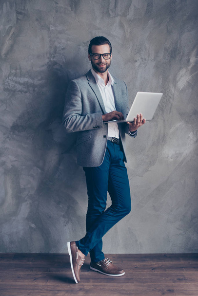 Full length of cheerful  bearded business man in formal wear and - Foto, Imagem