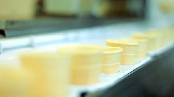 Linha de produção de waffle de sorvete. Fábrica de gelados. Cone de waffle no transportador
 - Filmagem, Vídeo