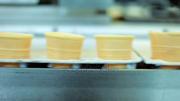 Linha de produção de alimentos. Linha de fabricação de cone de waffle. Copo de waffle no transportador
 - Filmagem, Vídeo