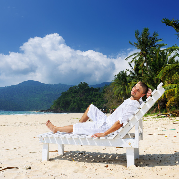 Мужчина отдыхает на пляже
 - Фото, изображение