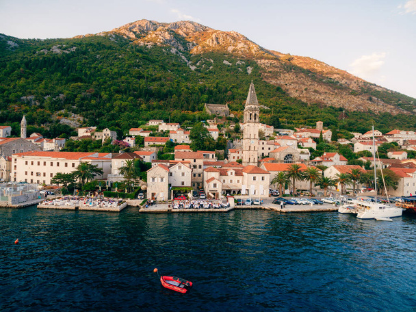 Eski şehir, Perast Kotor Koyu'ndaki, Karadağ kıyısında. Adriyatik ve Balkanlar'ın antik mimarisi. Avrupa'nın balıkçı şehirler. - Fotoğraf, Görsel