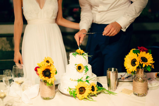 Свадебный торт украшен цветами подсолнуха
. - Фото, изображение