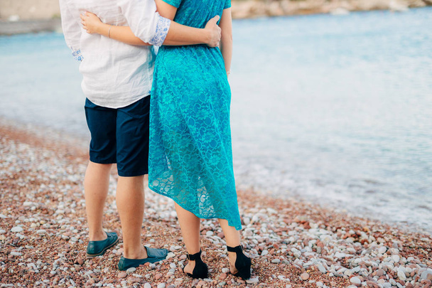 El novio abraza a la novia en la playa. Boda en Montenegro y Croacia
. - Foto, imagen