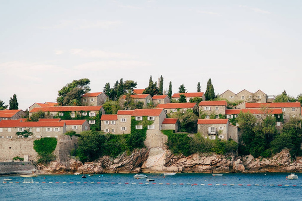 Ada, Sveti Stefan, öğleden sonra adanın yakın çekim. Karadağ, Adriyatik Denizi Balkanlar. - Fotoğraf, Görsel