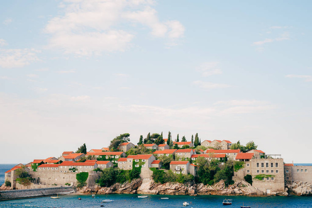 Isola di Sveti Stefan, primo piano dell'isola nel pomeriggio. Montenegro, mare Adriatico, Balcani
. - Foto, immagini