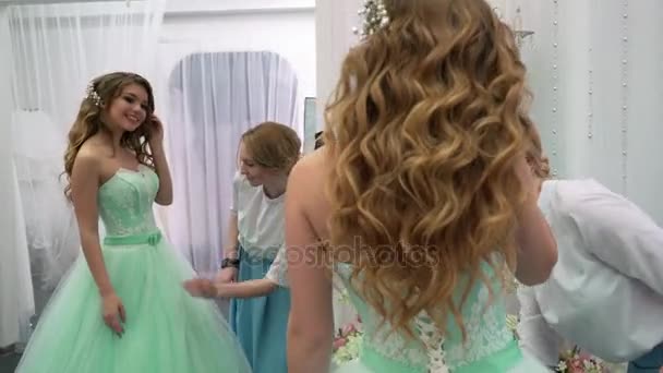 コンサルタントは、未来の花嫁のウェディング ドレスを選択するを助けた - 映像、動画