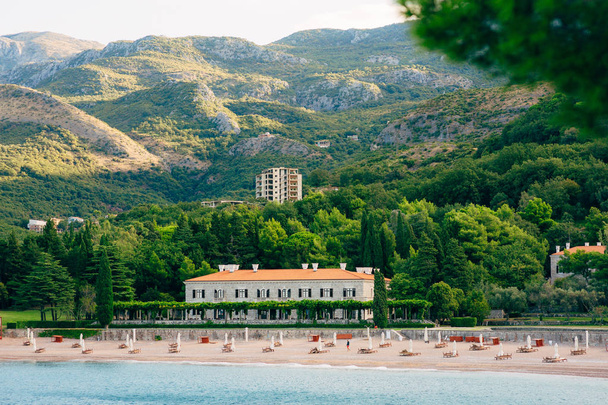 der Park milocer, Villa, Strand Königin. nahe der insel sveti stefan in montenegro. breiter Rahmen - Foto, Bild