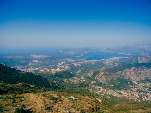 Вид на гору Lovcen Tivat. Аэропорт Тиват. Пенинс, Люстика
 - Фото, изображение