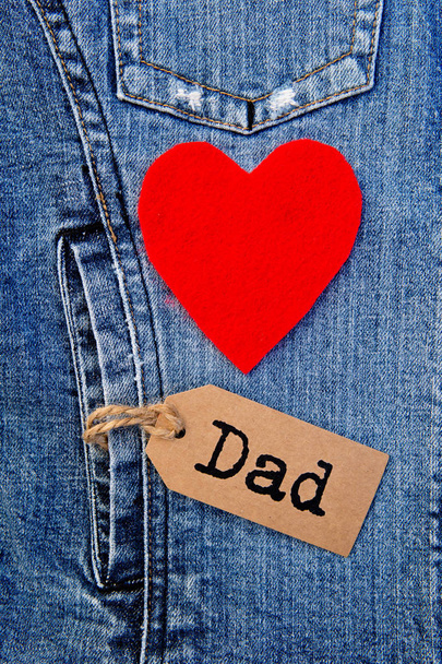 Ο μπαμπάς ετικέτα με κόκκινη καρδιά στο μπλε τζιν - Φωτογραφία, εικόνα