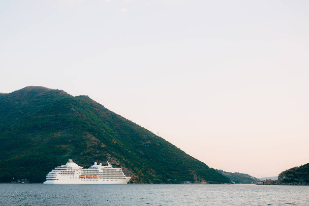 Nagy luxushajó Montenegróban a Kotori-ban. A megtekintéshez - Fotó, kép
