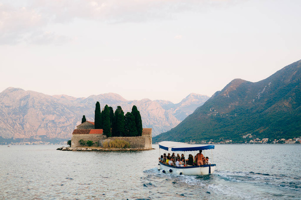 Het eiland Gospa od Skrpjela, baai van Kotor, Montenegro. - Foto, afbeelding