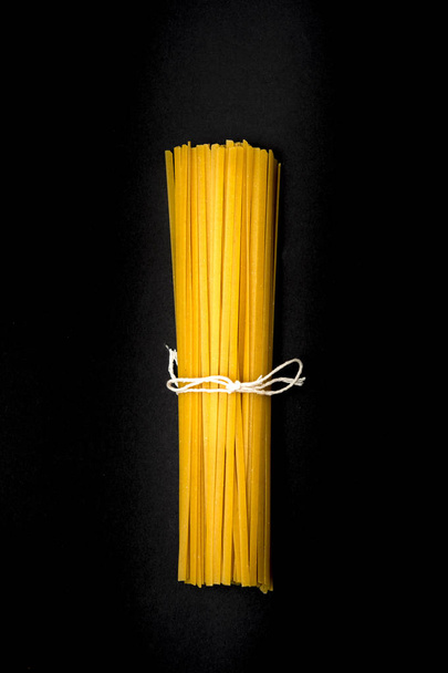 Surowego spaghetti na czarnym tle - Zdjęcie, obraz