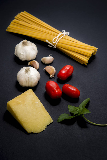 сырые спагетти со свежими ингредиентами  - Фото, изображение