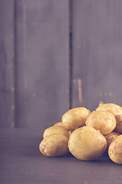 Batatas jovens em uma bolsa
 - Foto, Imagem