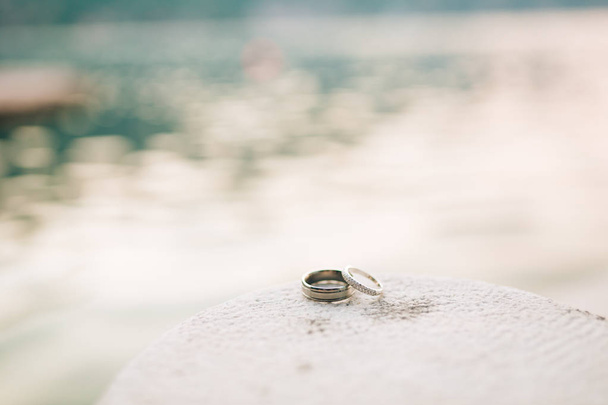 Snubní prsteny na skalách u moře - Fotografie, Obrázek