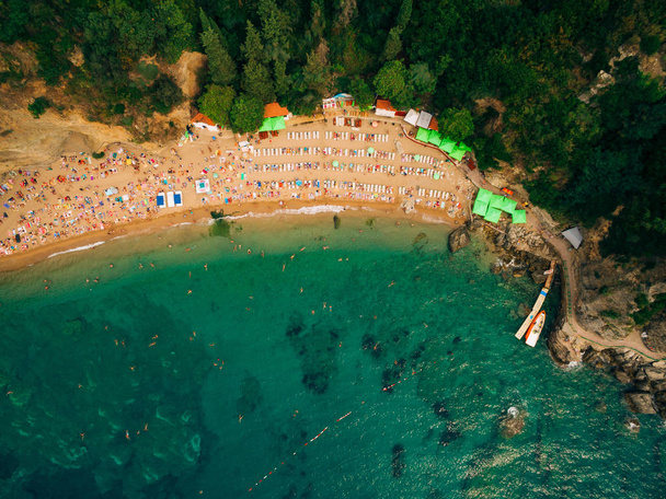 Üstten Görünüm Beach. Turistler yüzmek ile kumlu plaj havadan görünümü - Fotoğraf, Görsel