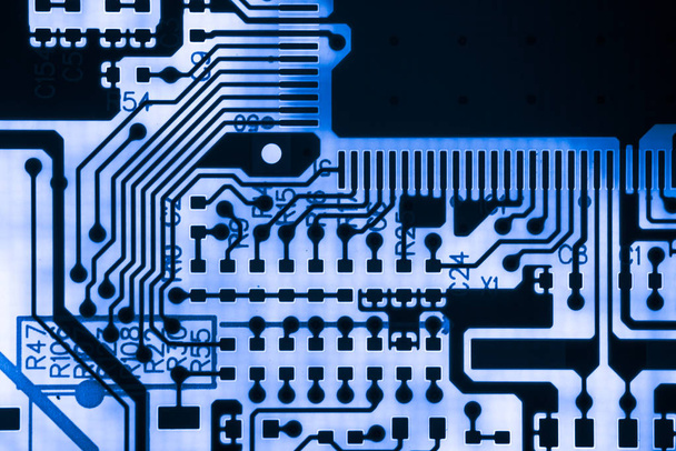  Close-up van elektronische schakelingen in technologie op moederbord achtergrond van de computer (printplaat, cpu, Moederbord, Main board, systeemkaart, mobo) - Foto, afbeelding
