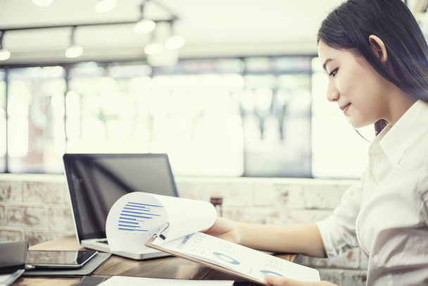 businesswoman using  laptop working in office, Business concept - Foto, imagen