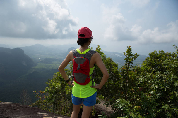 Young woman hiker enjoying view - Zdjęcie, obraz