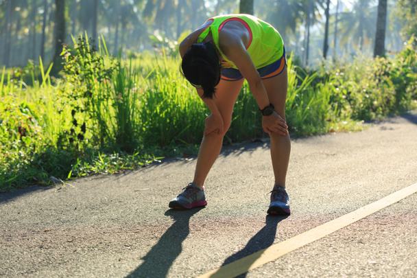 Młoda kobieta runner wziąć przerwę  - Zdjęcie, obraz