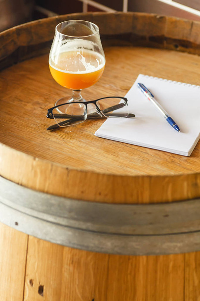 Αγγλική μπύρα σίτου δοκιμάζοντας σημειώσεις - Φωτογραφία, εικόνα