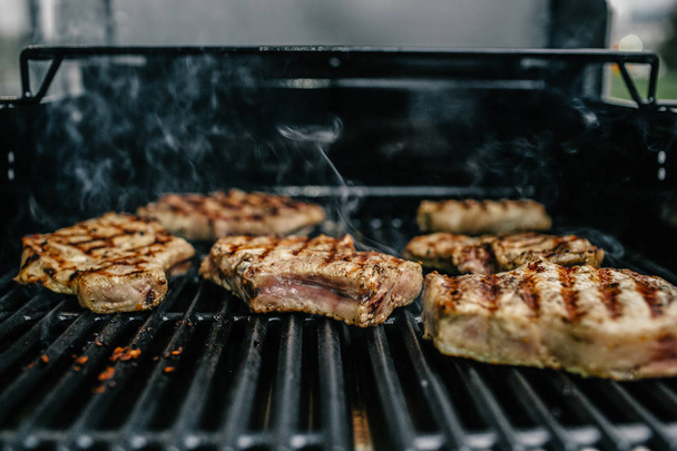 Rundvlees steaks op grill - Foto, afbeelding