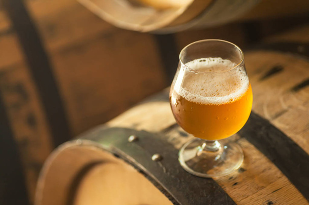 Ελαφριά μπίρα σε ένα βαρέλι - Φωτογραφία, εικόνα