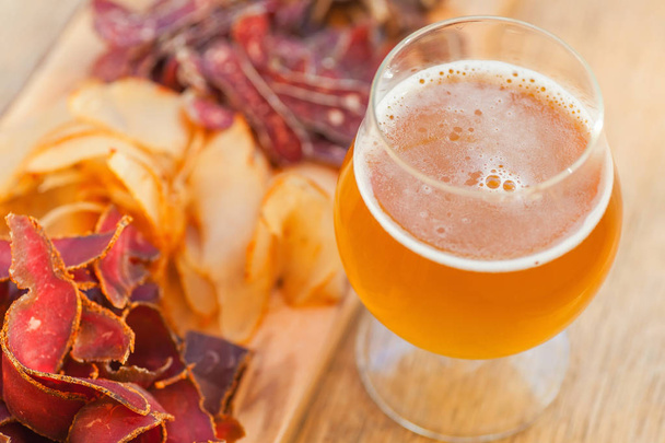 Pale ale and jerky - Foto, afbeelding