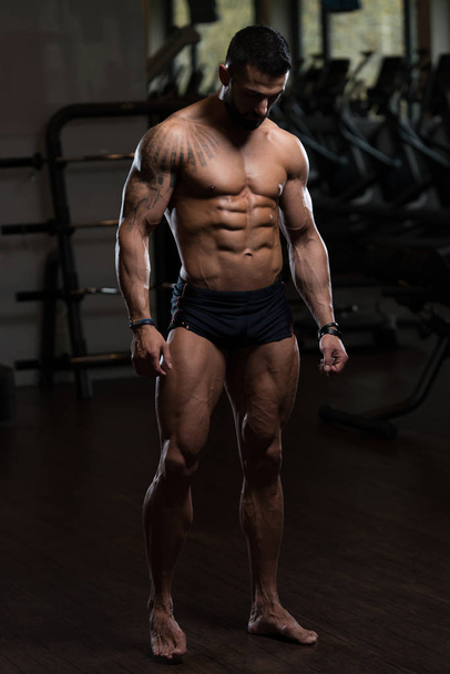 Bodybuilder Flexing Muscles - Foto, imagen
