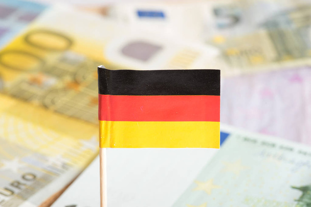 Γερμανική σημαία και πολλά τραπεζογραμματίων ευρώ - Φωτογραφία, εικόνα