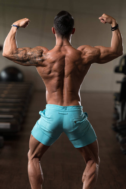 Man In Gym Showing His Well Trained Body - Foto, immagini