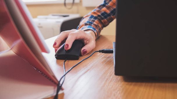 Vida de oficina - mano femenina usando un ratón de computadora
 - Foto, Imagen
