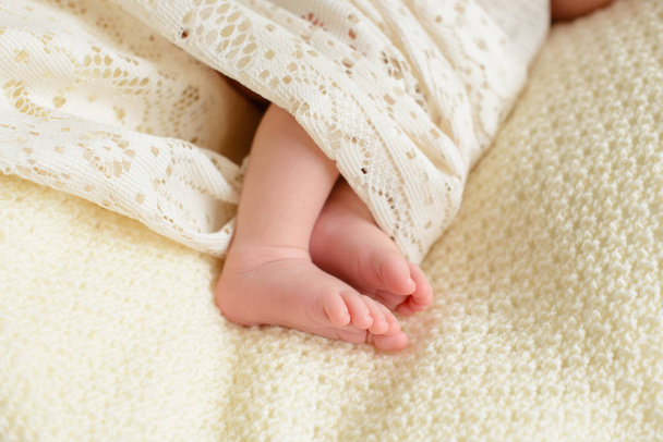 Les pieds de bébé se rapprochent. Jambes d'un bébé
 - Photo, image