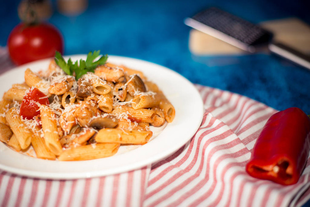 Penne pasta with mushrooms, chicken, tomatoes and cheese parmesa - Φωτογραφία, εικόνα