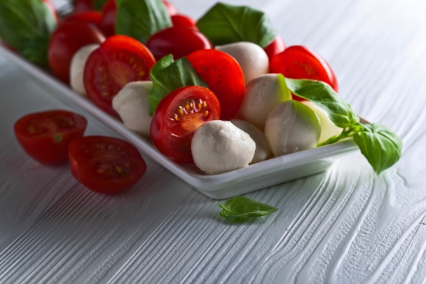  mozzarella con tomate y albahaca  - Foto, Imagen