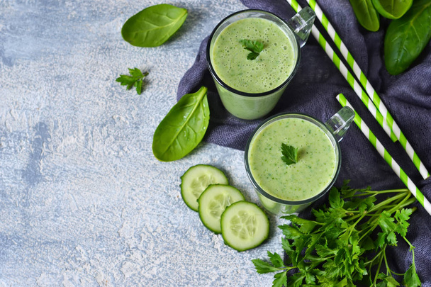 Green vegetable smoothie with avocado, cucumber and spinach  - Foto, Imagen