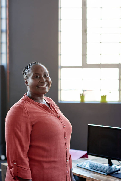 Smiling African businesswoman - Foto, Bild