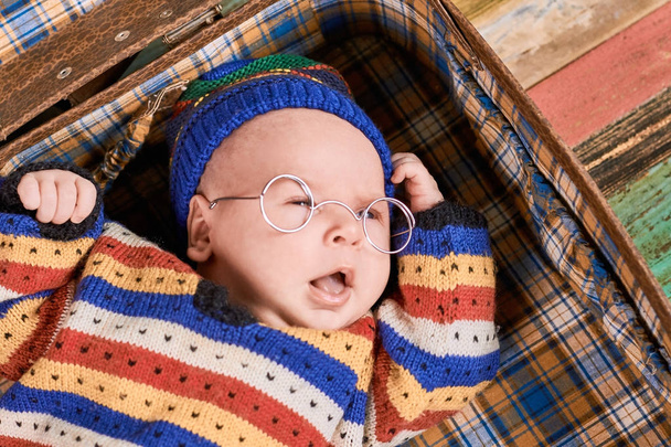 Kaukasische baby in brillen. - Foto, afbeelding