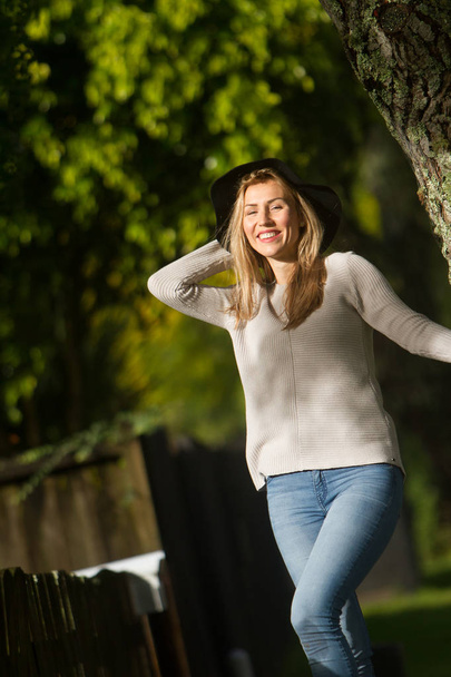 lifestile outdoor portrait of young beautiful woman  - Foto, imagen