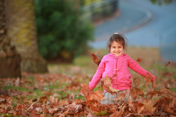 outdoor portrait of young happy child girl - Foto, afbeelding