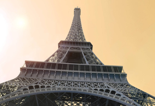 Widok z dołu na wieży Eiffel, Paryż, Francja - Zdjęcie, obraz