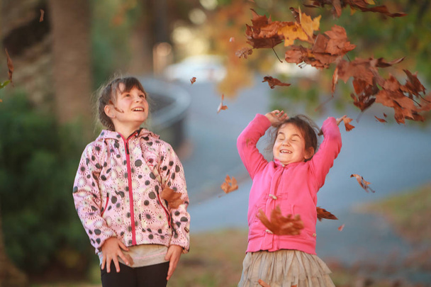 portrait extérieur de deux jeunes enfants heureux
 - Photo, image