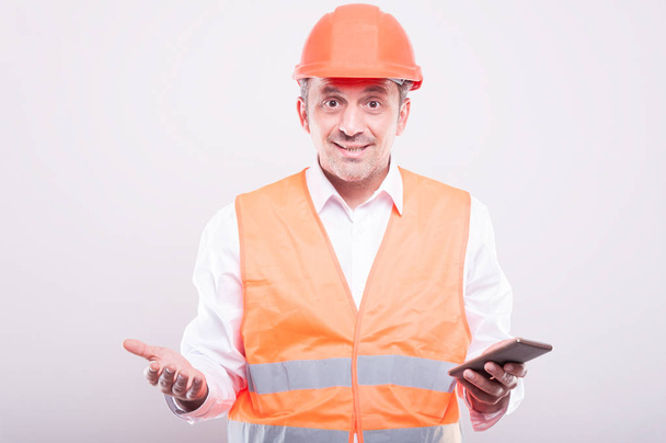 Εργοδηγός φορώντας αντανακλαστικό γιλέκο ψάχνει συγχέεται smartph εκμετάλλευση - Φωτογραφία, εικόνα