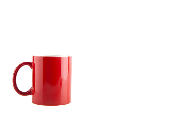 taza roja aislada sobre fondo blanco - Foto, Imagen